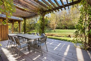 Outdoor dining - Whispering Brook-Outdoor oasis w/stream-Sleeps 16 (Springdale)