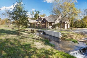 المنطقة المحيطة بالمنشأة