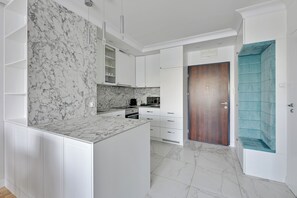 Superior Apartment | Private kitchenette | Coffee/tea maker, electric kettle, highchair, griddle - Seaside Primore by Downtown Apartments (Gdansk)