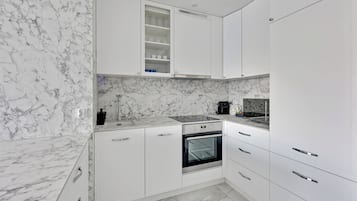 Superior-Apartment | Eigene Kochnische | Wasserkocher mit Kaffee-/Teezubehör, Wasserkocher, Hochstuhl