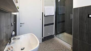 Asciugacapelli, bidet, asciugamani, sapone