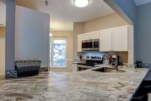 Kylskåp, mikrovågsugn, diskmaskin och kaffe- och tebryggare