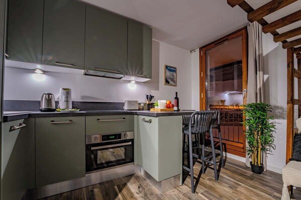 ثلاجة، ميكروويف، فرن، غسالة أطباق