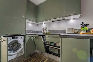 ثلاجة، ميكروويف، فرن، غسالة أطباق