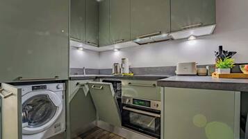 Een koelkast, een microgolfoven, een oven, een vaatwasser