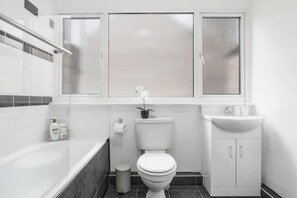 Haartrockner, Handtücher, Seife, Toilettenpapier