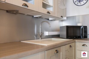 Kühlschrank, Ofen, Herdplatte, Wasserkocher mit Kaffee-/Teezubehör