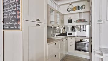 Fridge, oven, stovetop, coffee/tea maker