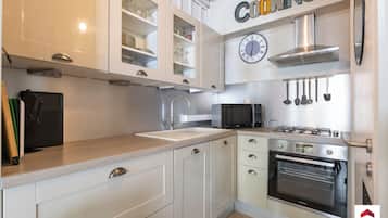 Fridge, oven, stovetop, coffee/tea maker