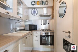 Kühlschrank, Ofen, Herdplatte, Wasserkocher mit Kaffee-/Teezubehör