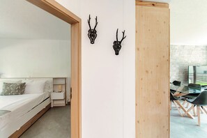 Appartement Deluxe, vue jardin | 2 chambres, couette en duvet d'oie, fer et planche Ă repasser