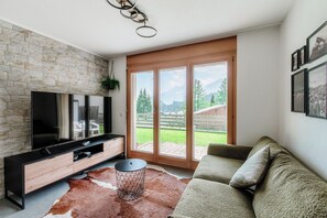 Appartement Deluxe, vue jardin | Coin séjour | Télévision à écran plat de 32 pouces avec chaßnes par satellite