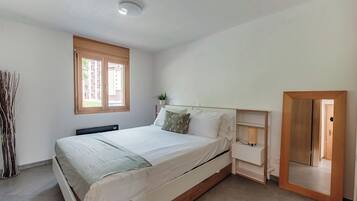 Deluxe Apartment, Garden View | 2 bedrooms, down duvets, iron/ironing board, bed sheets