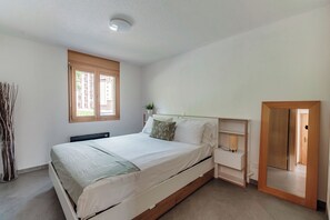 Deluxe Apartment, Garden View | 2 bedrooms, down comforters, iron/ironing board, bed sheets
