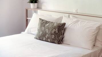 Deluxe-Apartment, Gartenblick | 2 Schlafzimmer, Daunenbettdecken, Bügeleisen/Bügelbrett, Bettwäsche