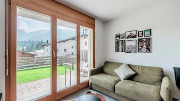 Appartamento Deluxe, vista giardino | Area soggiorno | TV a schermo piatto 32 pollici con canali satellitari