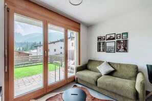 Deluxe Apartment, Garden View | Living area