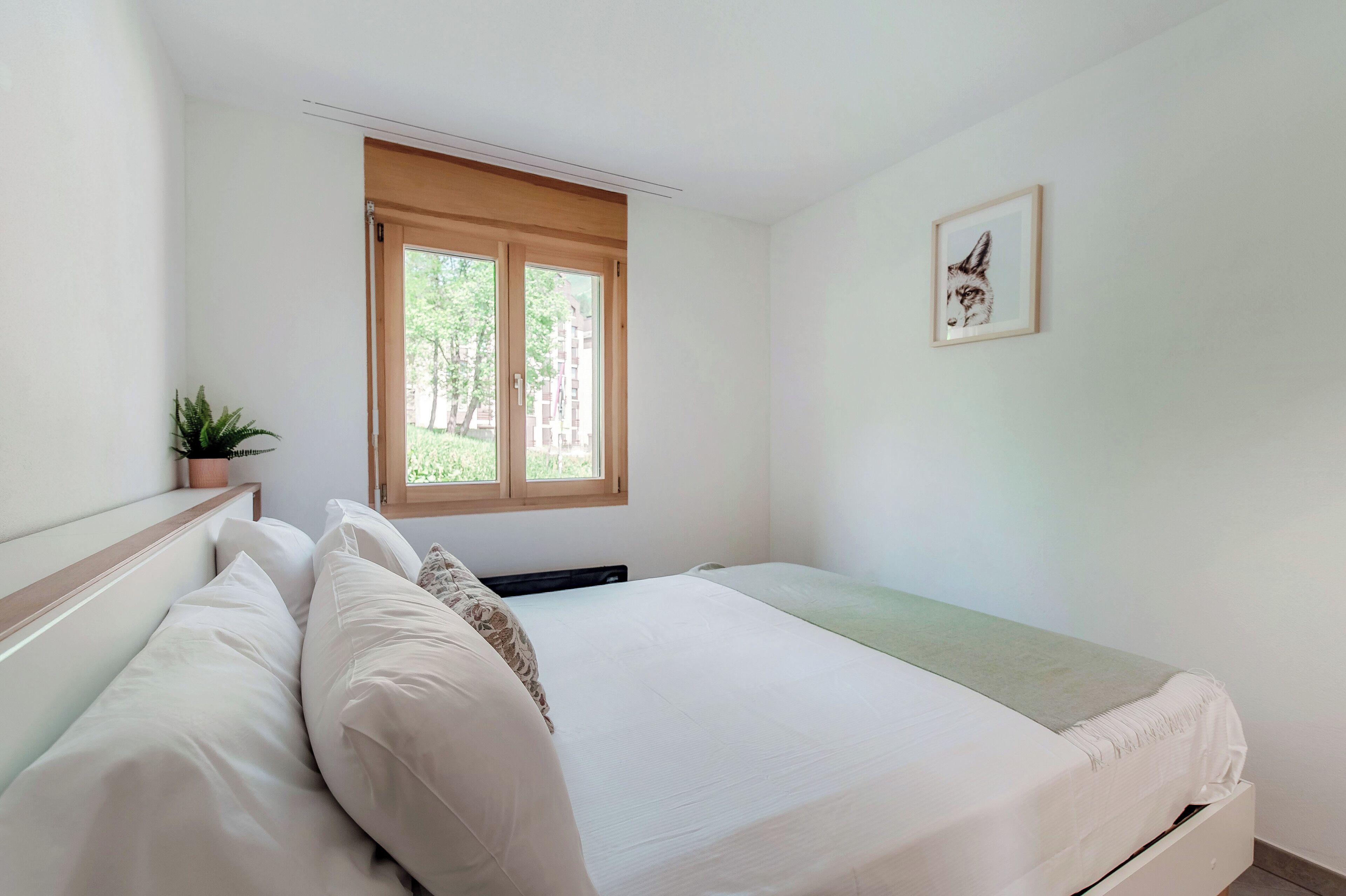 2 عدّة غرف نوم وألحفة محشوة بالريش ومكواة/لوح كي وملاءات أسرّة