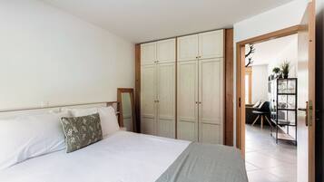 Deluxe-Apartment, Gartenblick | 2 Schlafzimmer, Daunenbettdecken, Bügeleisen/Bügelbrett, Bettwäsche