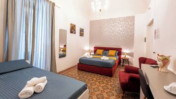 Kolmen hengen standard-huone | Työpöytä, kannettavalle tietokoneelle sopiva työtila, äänieristys