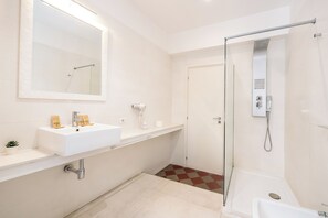 ห้องดีลักซ์ดับเบิล | ห้องน้ำ | ฝักบัว, ไดร์เป่าผม, ผ้าเช็ดตัว, สบู่