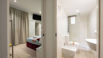 Kamar Quadruple | Kamar mandi | Shower, pengering rambut, handuk, dan sabun
