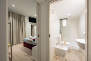 Quadruple Room | Bathroom | Shower, hair dryer, towels, soap - Palazzo Bicocca Rooms (Catania)
