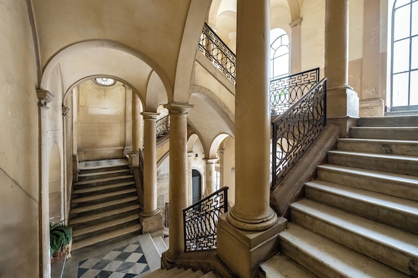 Handrails in hallways