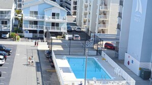 Un hôtel doté d’une piscine, de plusieurs balcons et d’un parking.