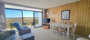 DVD player - Cute, cozy one bedroom, one bath condo with an oceanfront balcony, so come and enjoy beautiful ocean views! (Ocean City)