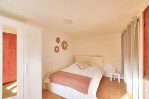 3 bedrooms, free WiFi - Stone house with swimming pool and terrace for 6 (Montignac)