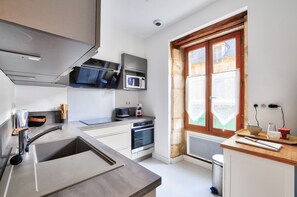 Fridge, microwave, oven, dishwasher