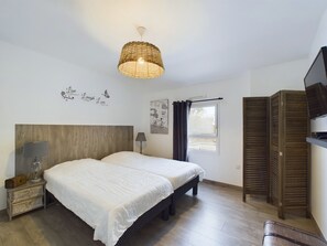 4 bedrooms, iron/ironing board, free WiFi