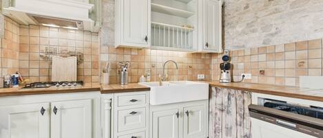 Een koelkast, een microgolfoven, een oven, een vaatwasser