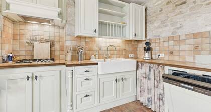 Beautiful country house for 8 with swimming pool