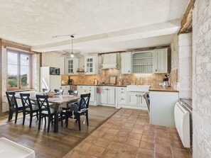 Jääkaappi, mikroaaltouuni, uuni, astianpesukone