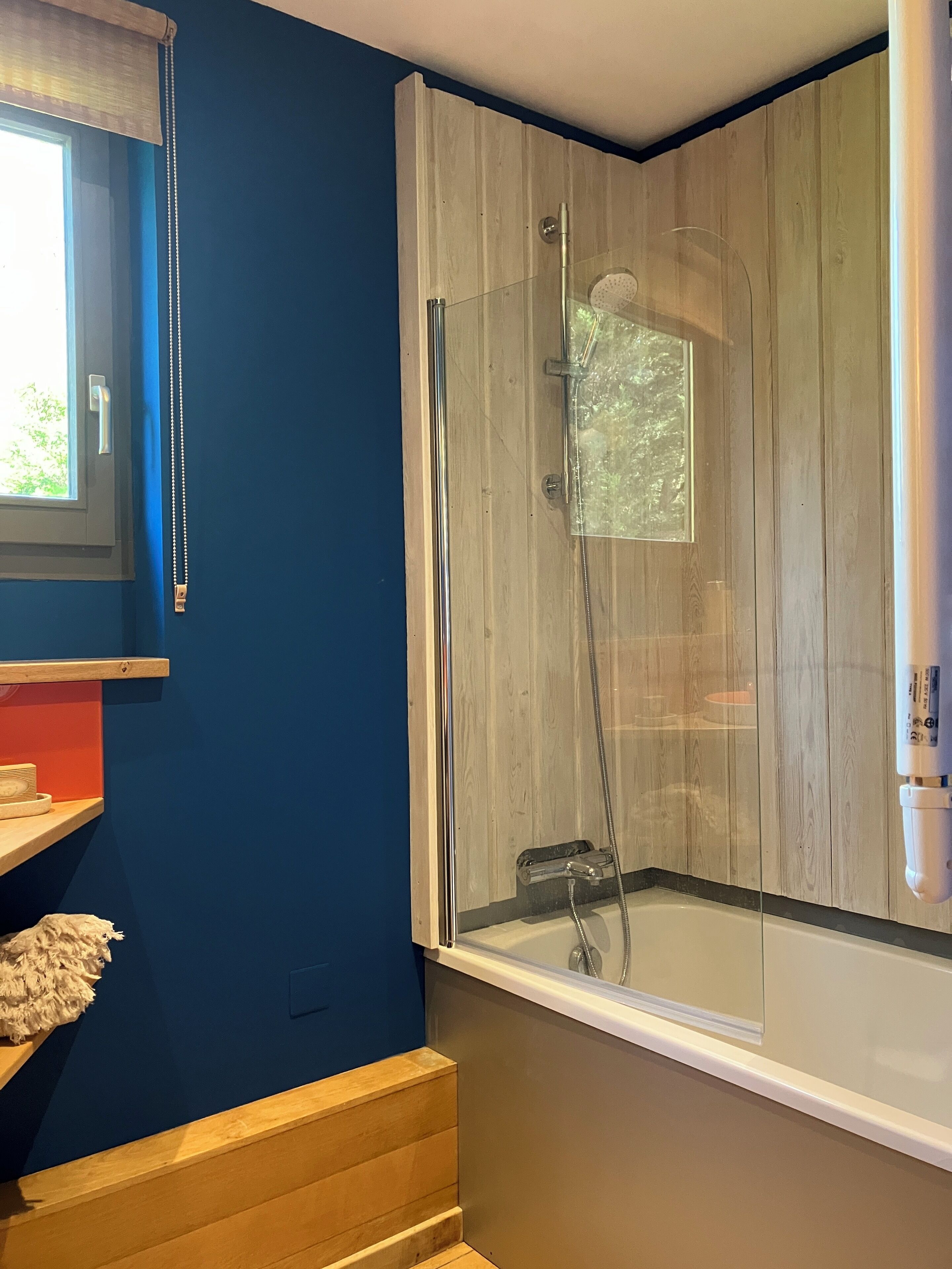 Een haardroger, handdoeken, zeep, toiletpapier