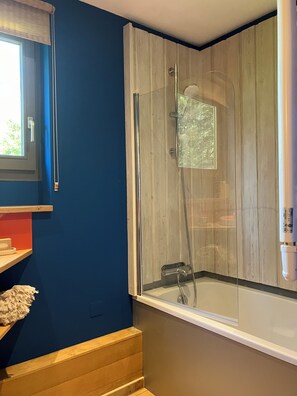 Hair dryer, towels, soap, toilet paper - A bed and breakfast in the woods (Pommiers)