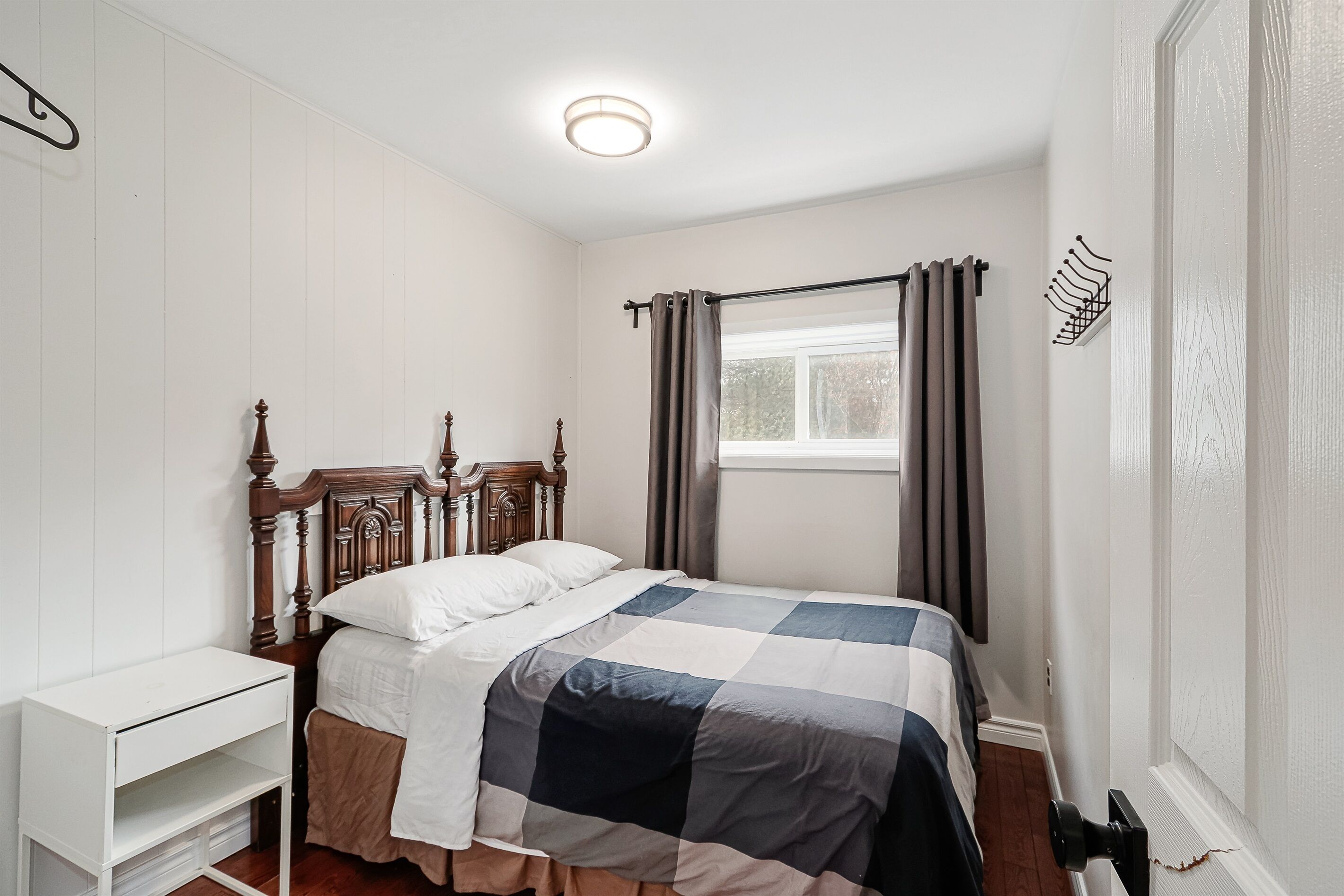 18 bedrooms, WiFi, bed sheets