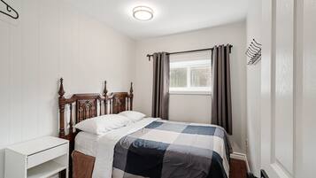 18 bedrooms, WiFi, bed sheets