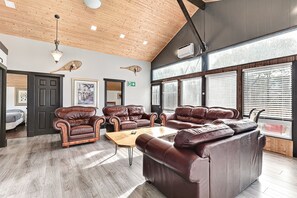 Interior - Legend Cottages(Sleep40) - indoor Pool & hot tub & Sauna (The Blue Mountains)