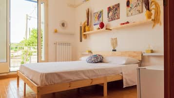 Kahden hengen huone, useita sänkyjä, näköala viinitilalle | Minibaari, ilmainen Wi-Fi