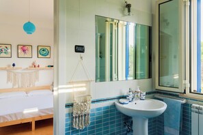 Quarto, 1 cama Queen, vista para o vinhedo, ao lado da praia | Banheiro