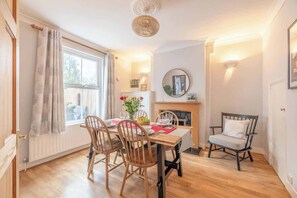 Dining - Charming 2 Bed House in Windsor - By Tempstay (Windsor)