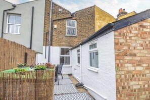 Outdoor dining - Charming 2 Bed House in Windsor - By Tempstay (Windsor)