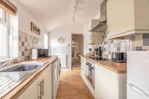 Fridge, microwave, oven, stovetop - Charming 2 Bed House in Windsor - By Tempstay (Windsor)