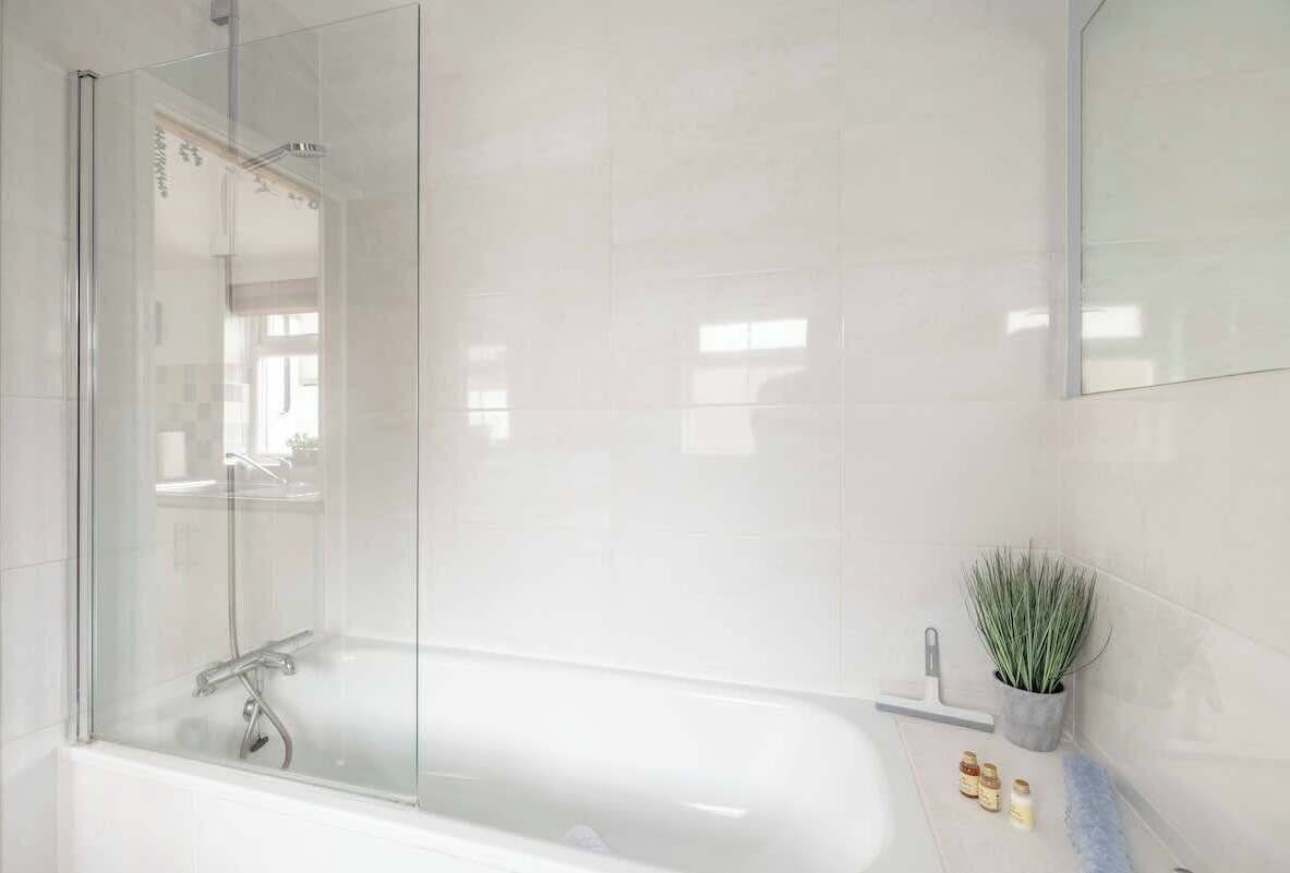 Chuveiro, secador de cabelo, toalhas de banho, shampoo