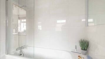 Chuveiro, secador de cabelo, toalhas de banho, shampoo