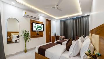 Desk, laptop workspace, soundproofing, free WiFi