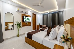 Desk, laptop workspace, soundproofing, free WiFi - HOTEL THE CLARK (New Delhi)